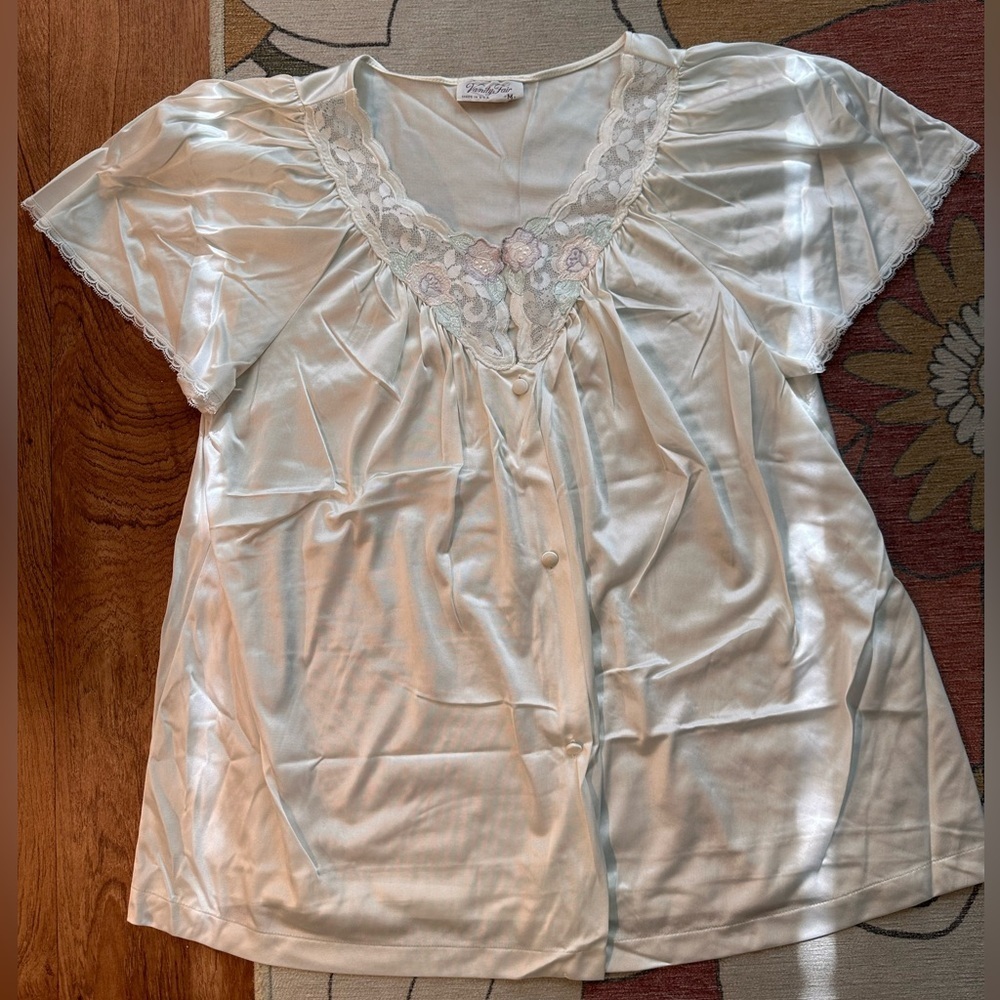Vintage Vanity Fair White w/ Colorful Flower Lace Details Sleep shirt. Size Med